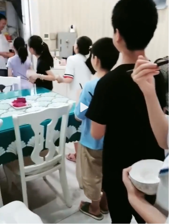 姑姑带7个孩子过暑假，网友：这才真正的亲戚！休闲区蓝鸢梦想 - Www.slyday.coM