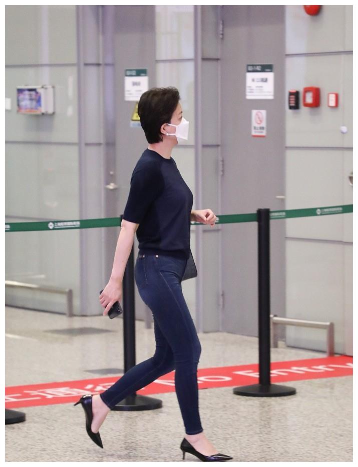 这次现身机场街拍,杨澜身穿深蓝色短袖t恤搭配紧身牛仔裤,全身的基础