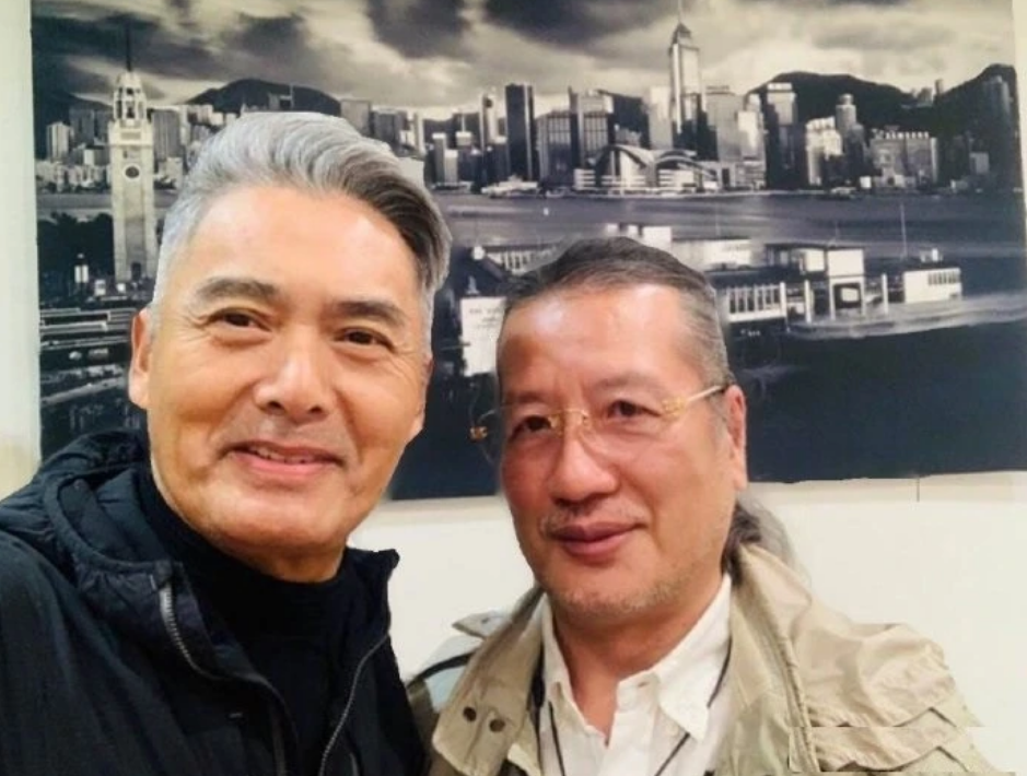 65岁周润发与苗侨伟夫妇晨跑 晒自拍状态好