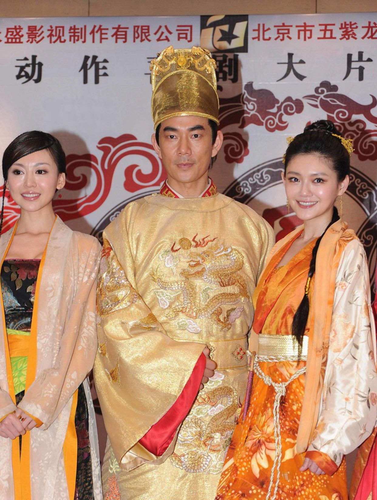 明星美照:图一大s身穿古装风与任贤齐合照,笑起来甜美可爱!