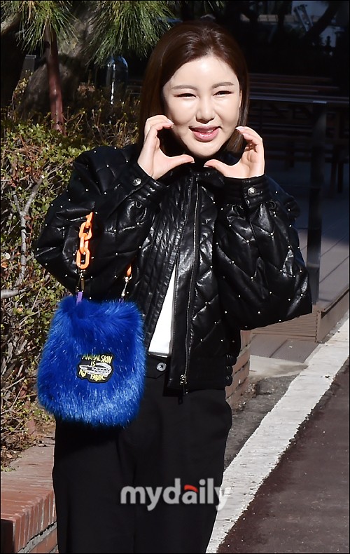 韩国女歌手宋佳人参加kbs2tv《不朽的名曲》节目拍摄__财经头条