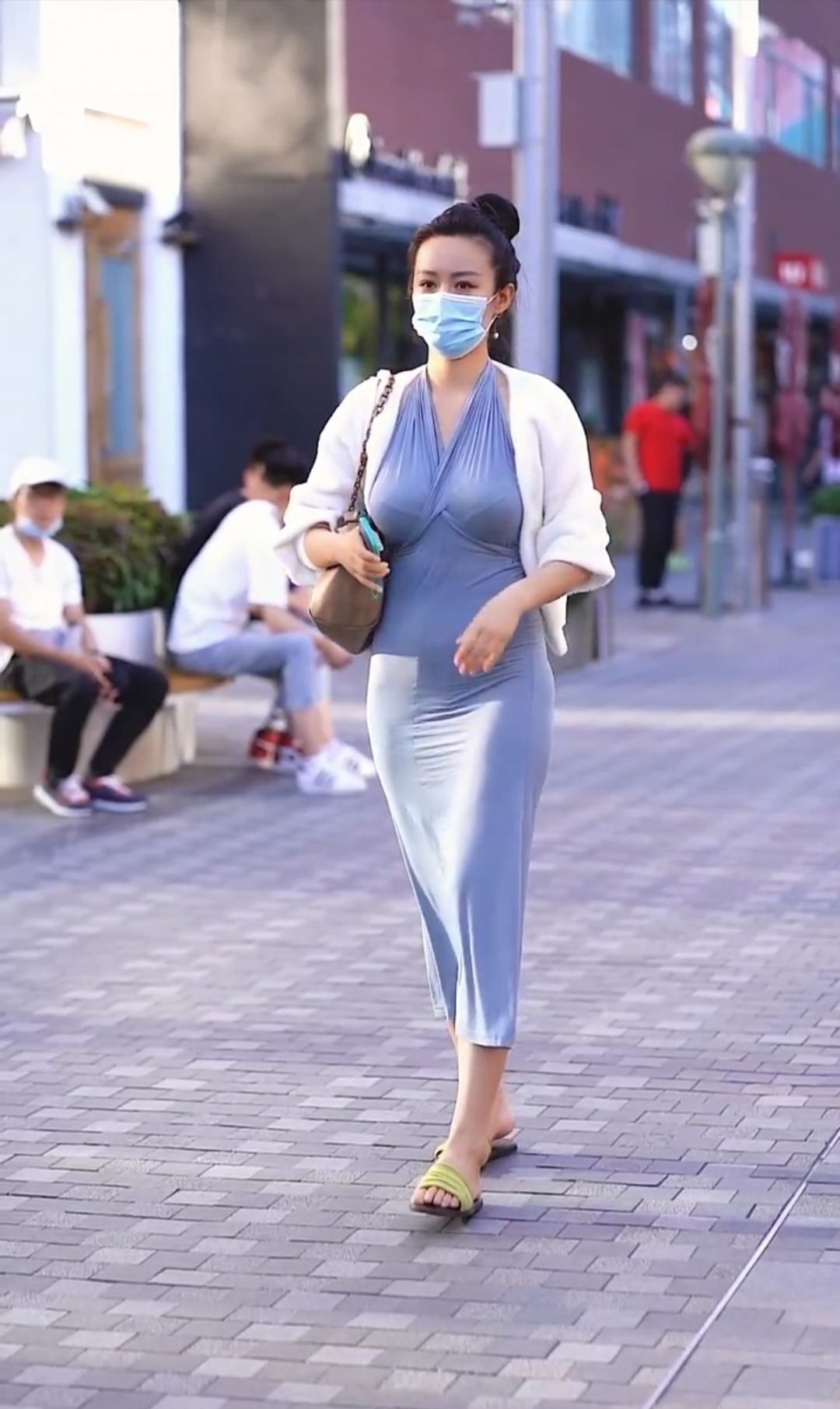 街拍:路人眼中的肉感女生,学会好穿搭,曲线凹凸更显女人的魅力