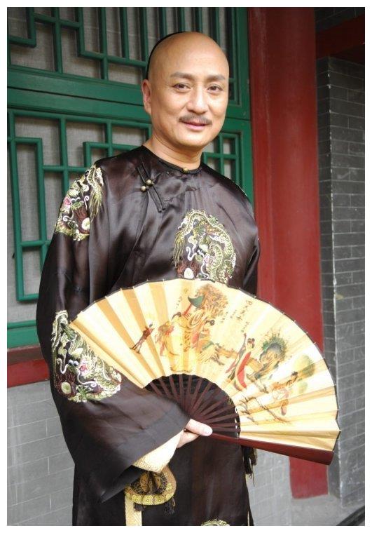62岁汤镇业近照曝光,身材发福顶着大光头,被台媒吐槽肥肿难分