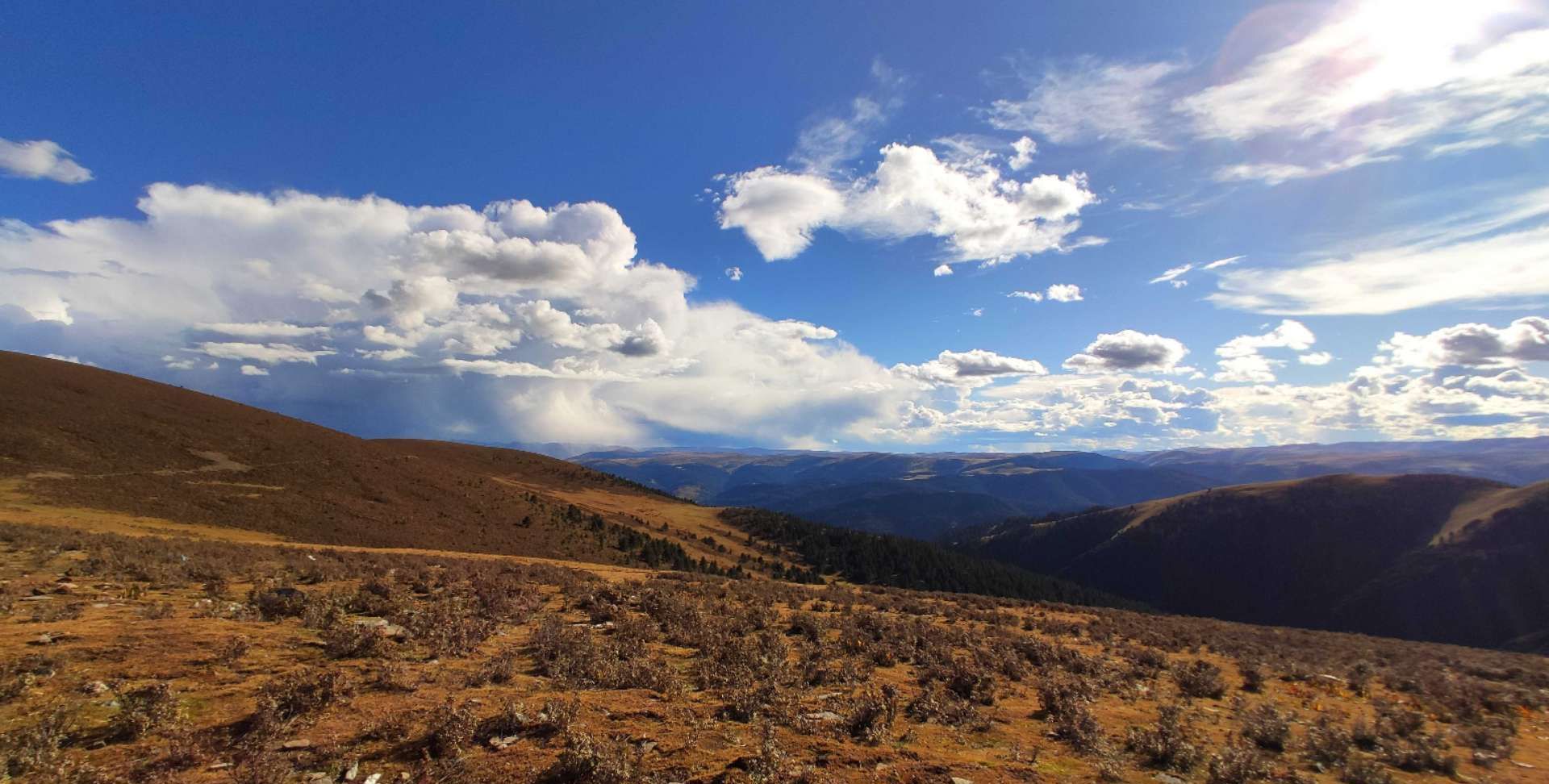 为啥海拔越高天空和大地那么的泾渭分明呢?看看卡子拉山的风景