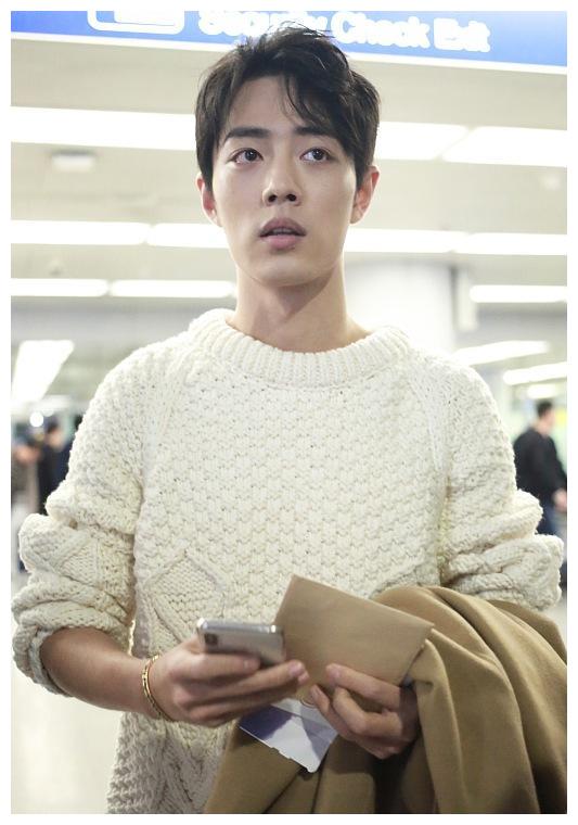 把路人拍摄肖战的照片去掉滤镜和ps!这样的颜值还能当男神?