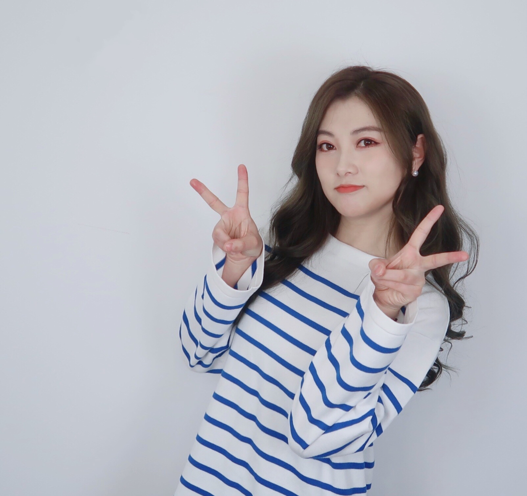 足球主持人刘畅晒出自己的照片,一组清新风格的拍照