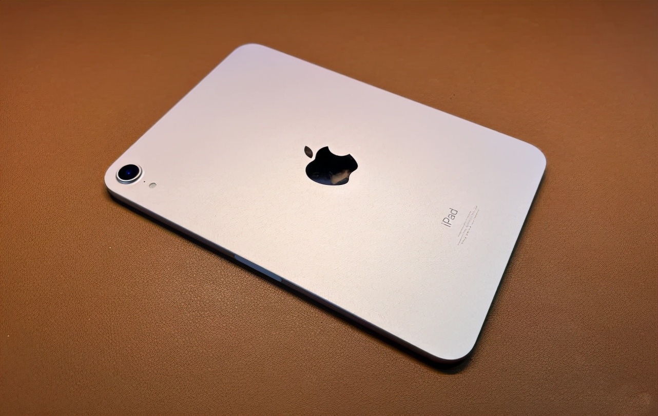 虽然它搭载的是降频版的a15芯片,但是在平板体积和ipad os出色加持下