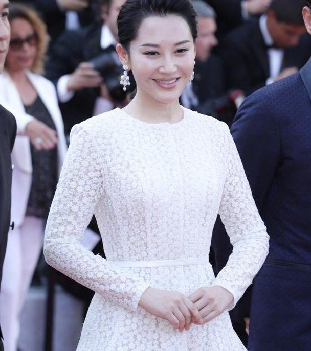 "许晴"真看不出51了,穿蓝色"公主裙"人比花还娇,保养得真好