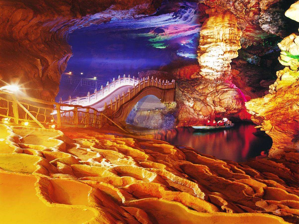 连州地下河洞内怪石嶙峋暗河涌动冬暖夏凉