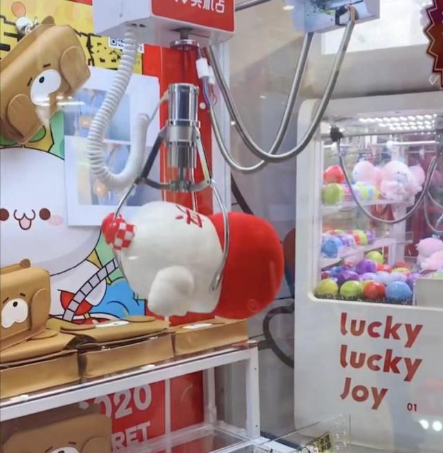 baby晒抓娃娃日常,好运气爆棚,跟老公穿同款卫衣超甜