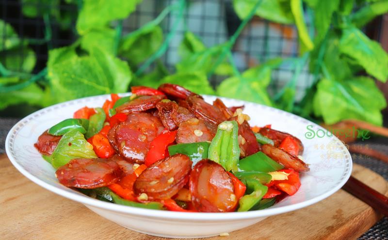 问了大厨才知道,炒腊肠很多人直接炒,少了一步,怪不得味不对!