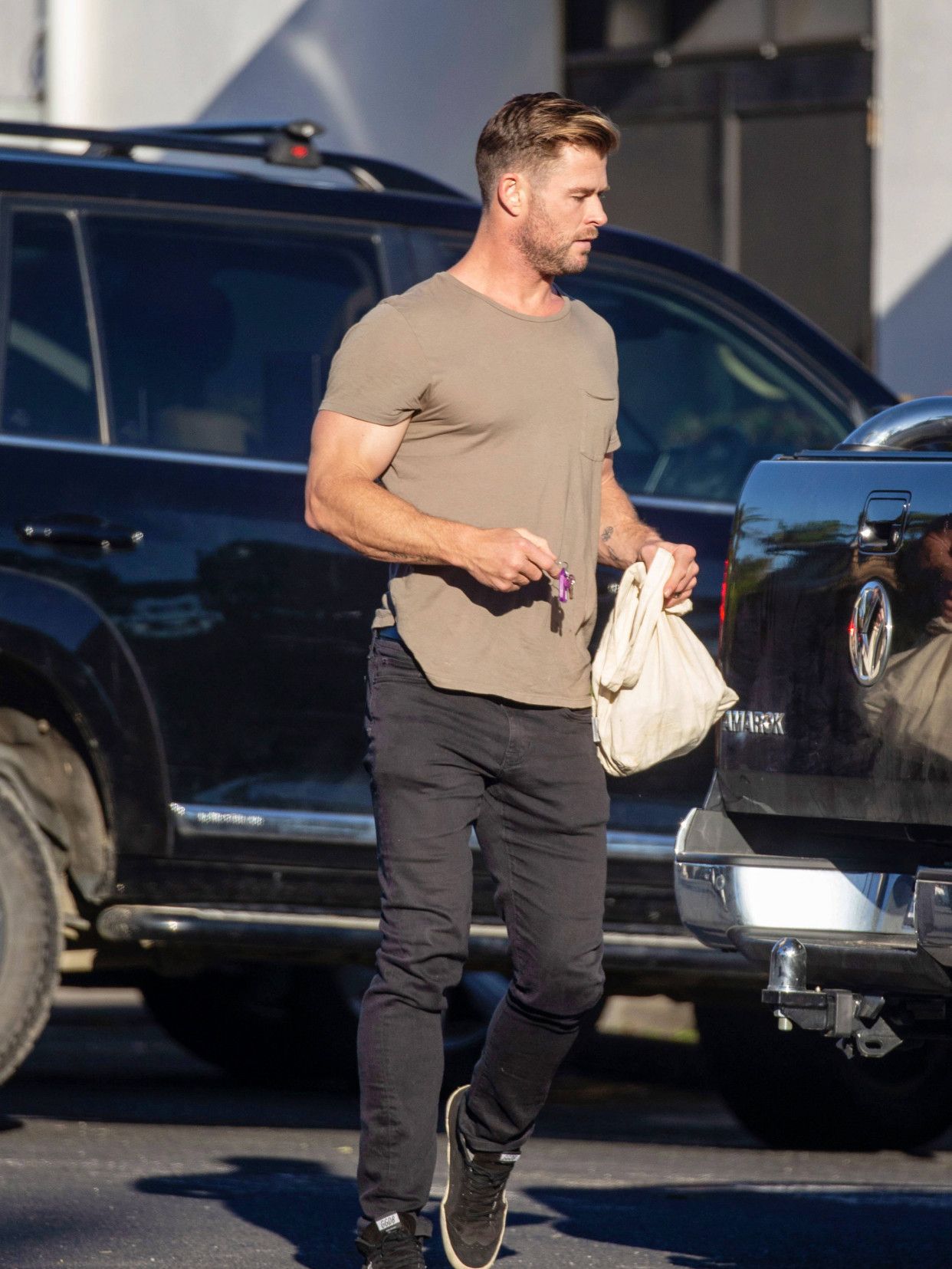 克里斯·海姆斯沃斯 澳洲拜伦湾最新街拍,这肌肉线条好强!