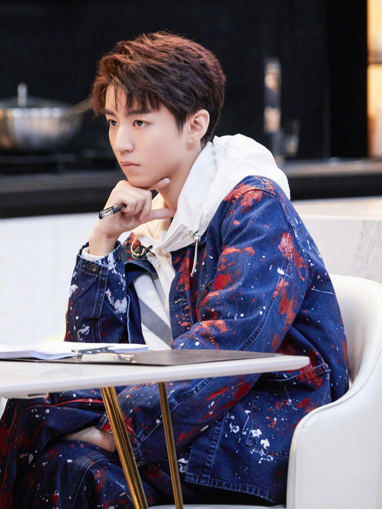 王俊凯和蔡徐坤同是连帽卫衣配牛仔套装少年感居然不相上下