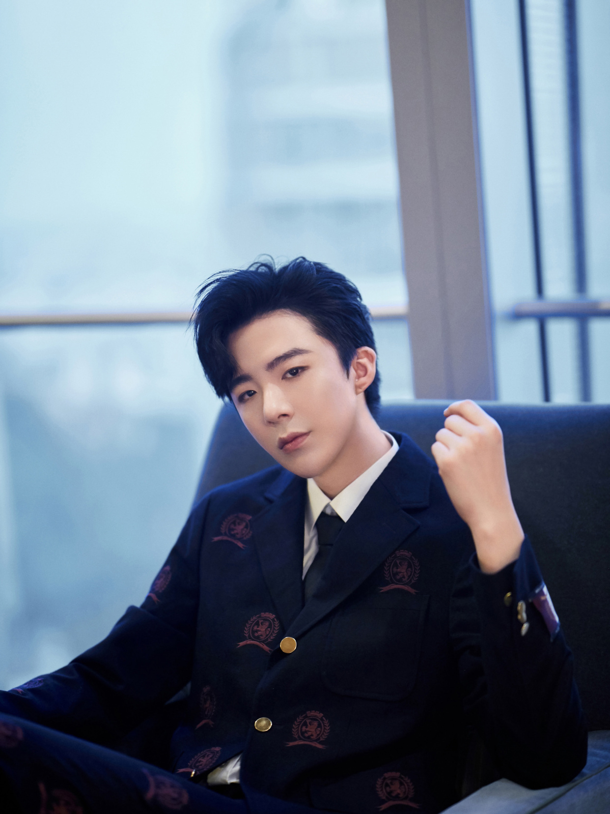 刘宇宁身穿一套黑色西装造型帅气亮相,绅士风味十足!