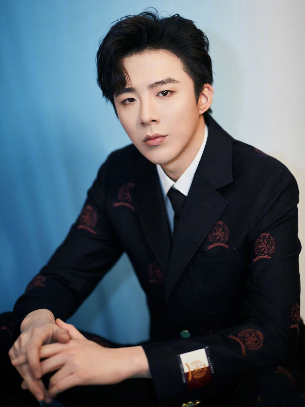 189cm刘宇宁穿印花黑色西装满屏的大长腿