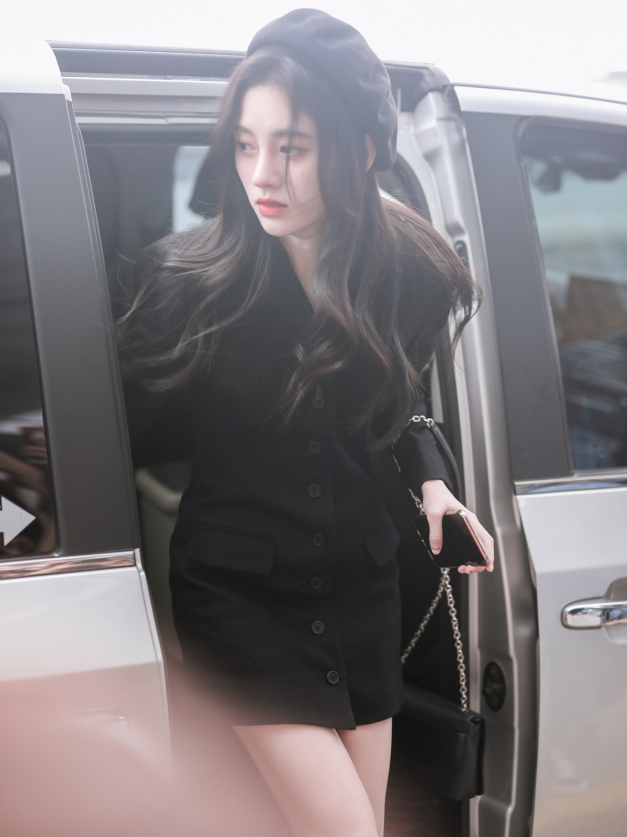 鞠婧祎穿黑色连衣短裙轻松显高10cm