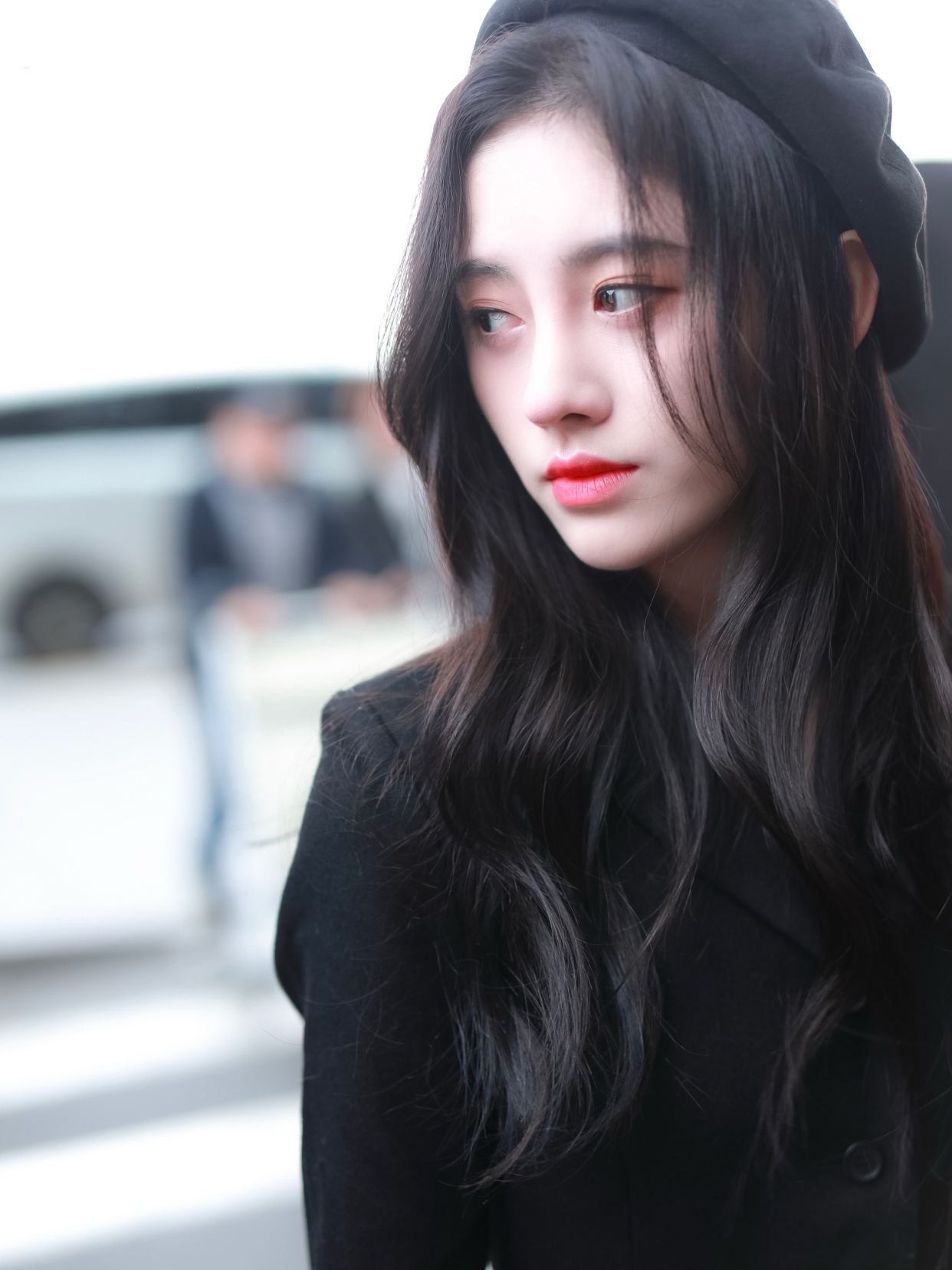 鞠婧祎穿黑色连衣短裙轻松显高10cm