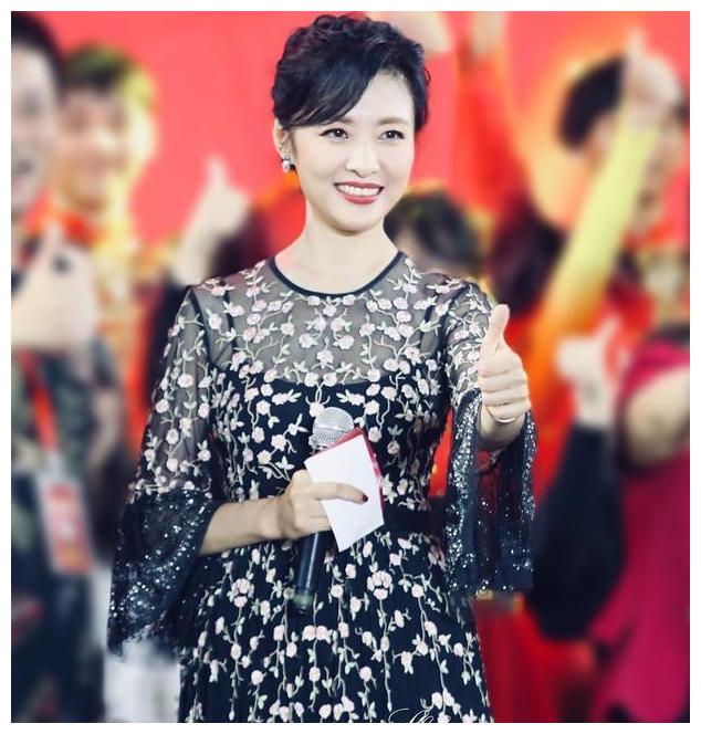 才貌双全的周涛:主持春晚16载,为家庭选择隐退,今52岁重回央视|央视|周涛|春晚_新浪新闻