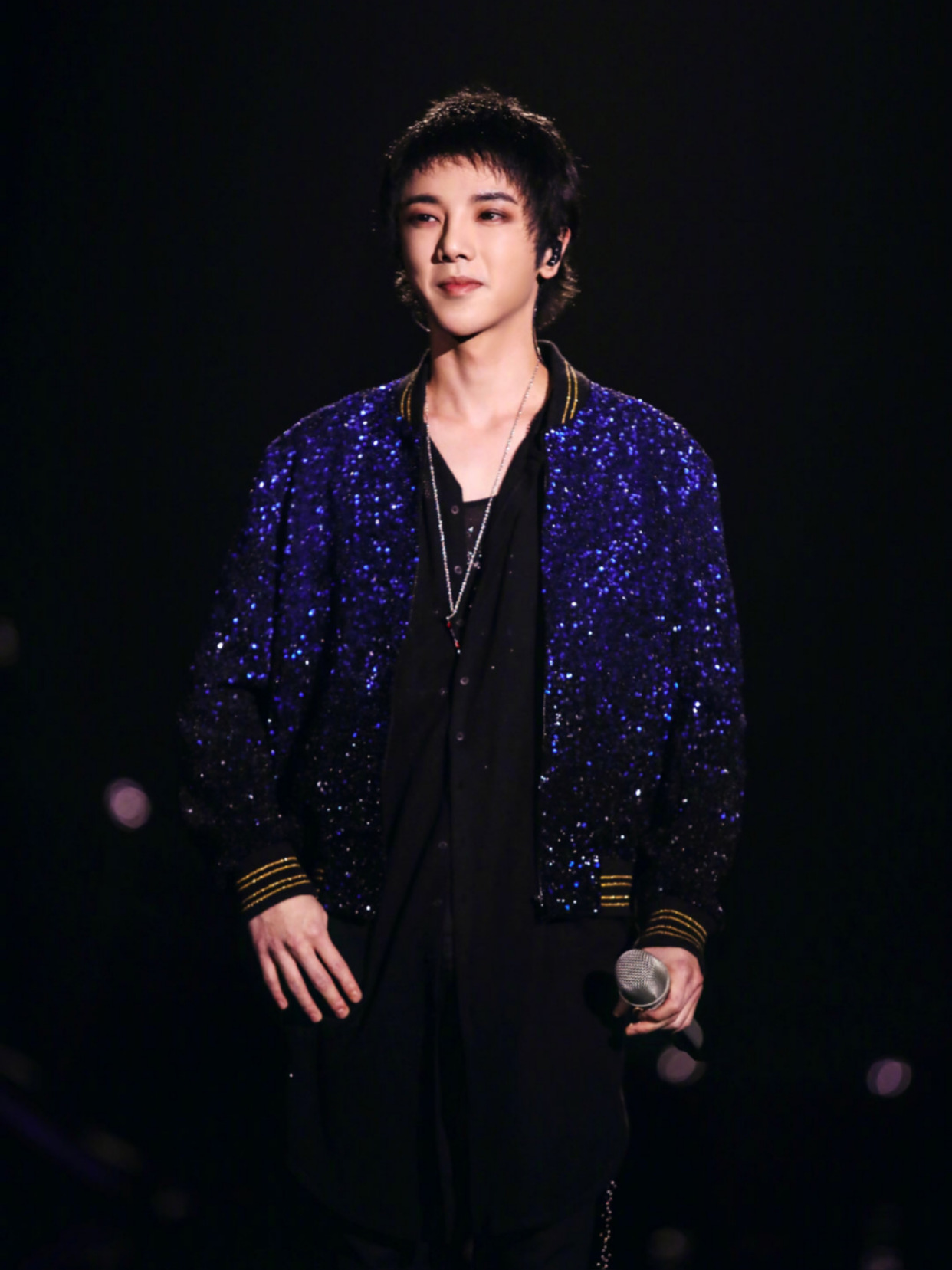 华晨宇穿渐变蓝夹克帅气利落不简单