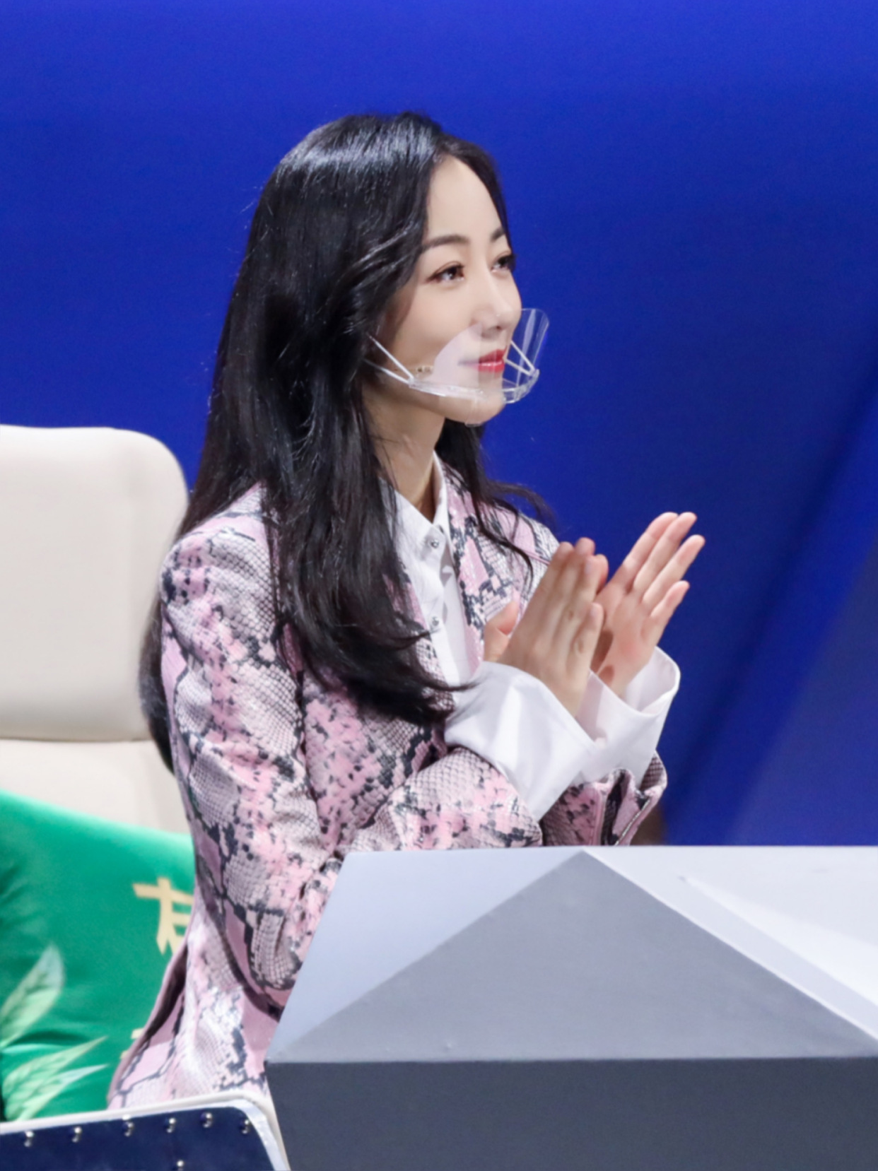 韩雪和张韶涵双双挑战蛇纹西装风格差距这么大