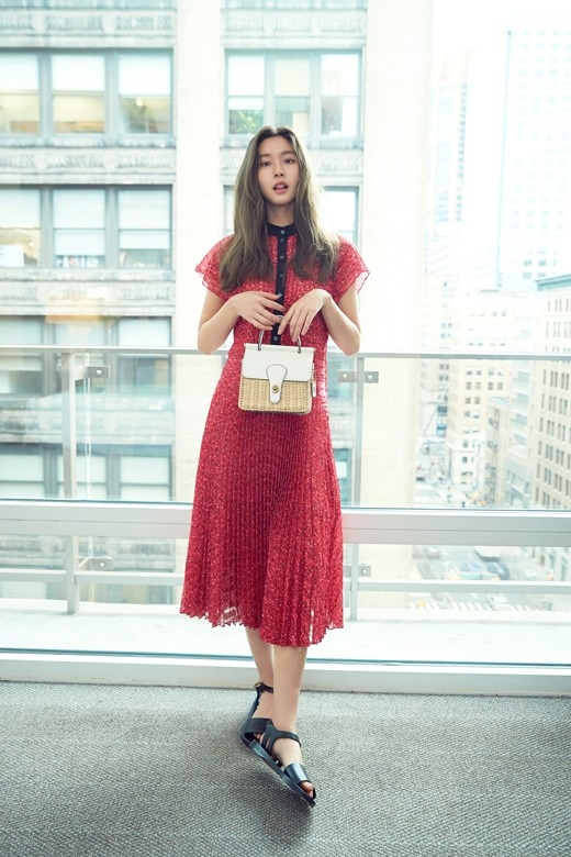 AOA金雪炫奢侈品品牌写真公开 变身为春天女神