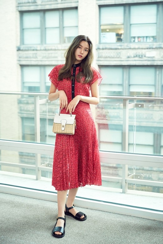 AOA金雪炫奢侈品品牌写真公开 变身为春天女神 