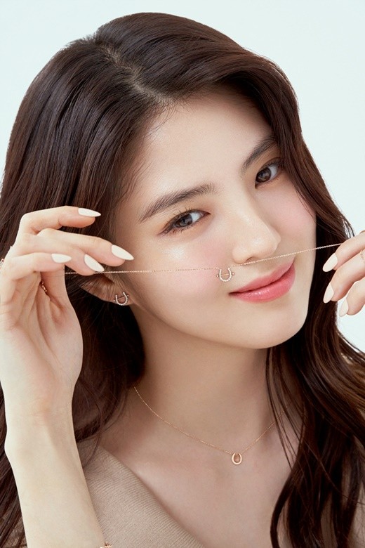 韩国女艺人韩素希代言珠宝品牌拍宣传照