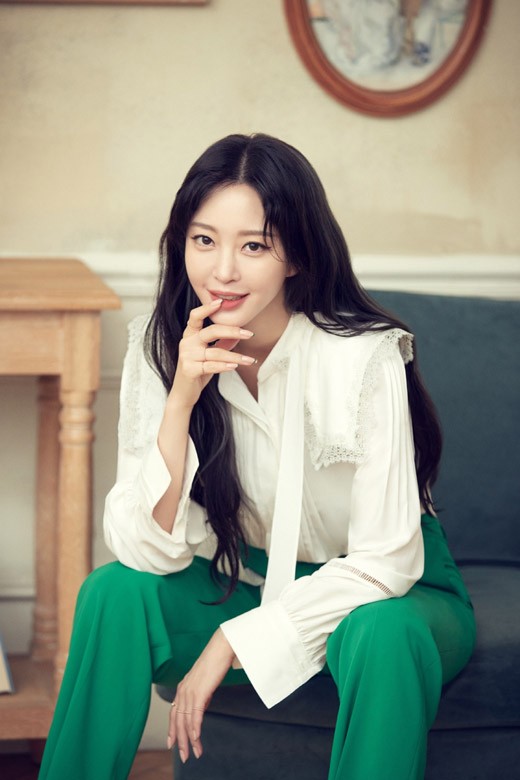 韩女星韩艺瑟拍宣传照齐刘海造型逆龄