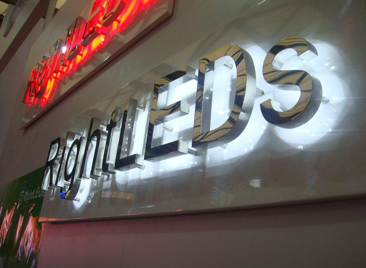 led背发光字除了白色led发光字需要注意外,led背发光字色彩差异的问题