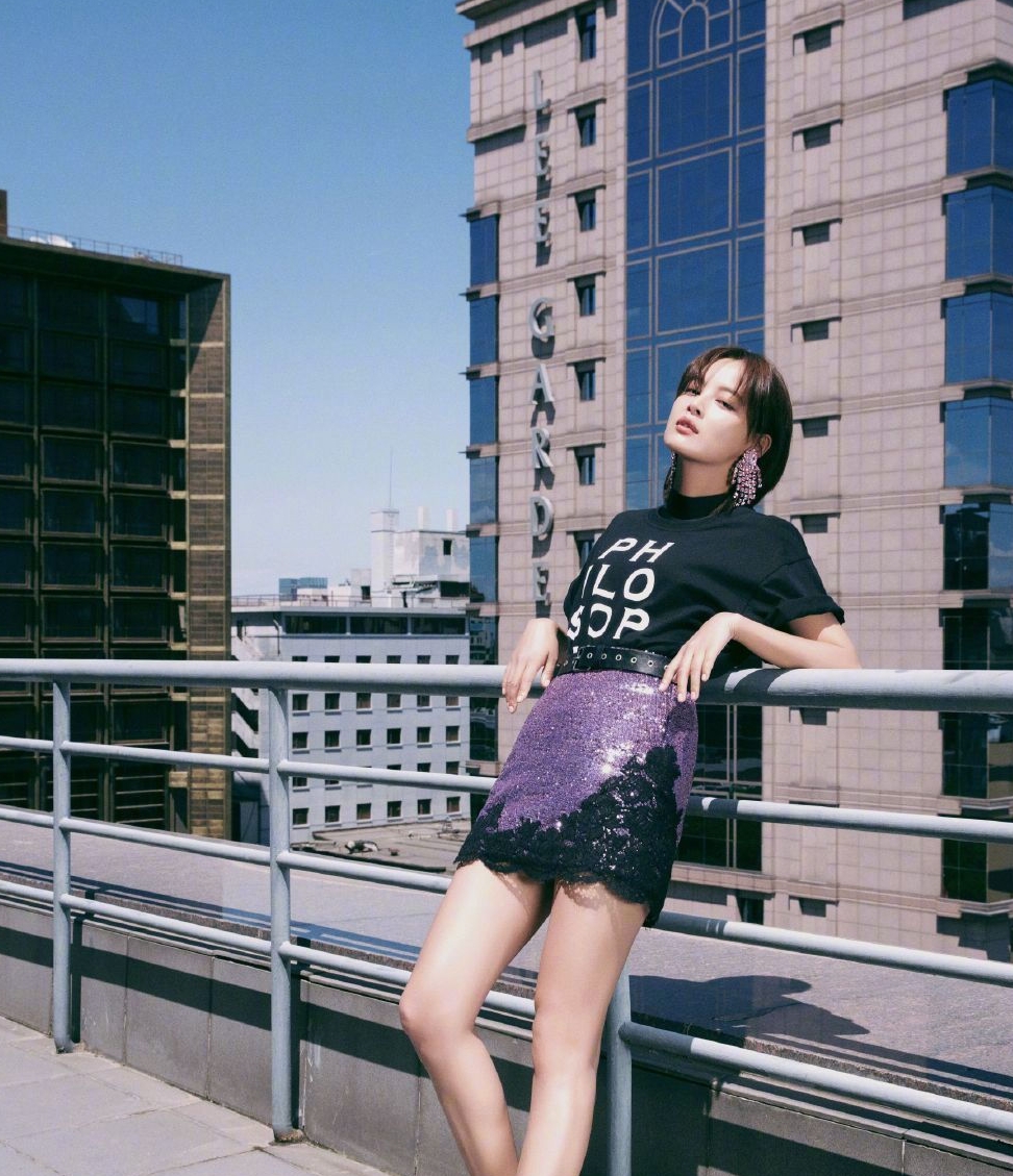 33岁辛芷蕾紫色包臀裙诠释大长腿,辛式短发加红唇,气质再进阶