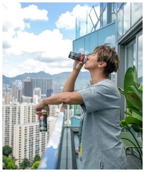 走进陈柏宇在香港的豪宅,室内是简约装修,连沙发还是粗麻的