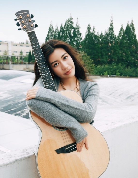 巫启贤女儿巫咏欢新单上线00后唱作女声新力量值得期待