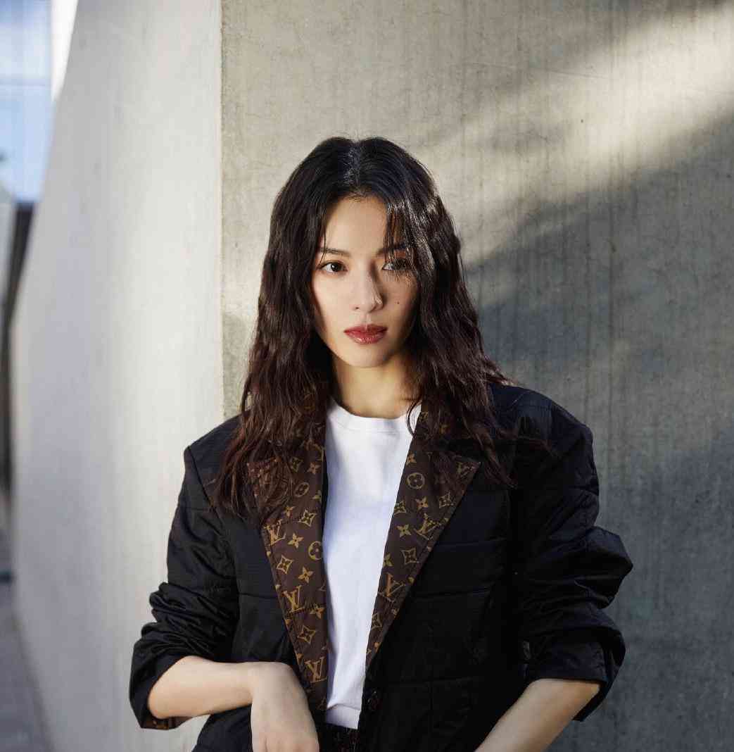 钟楚曦全套lv出街,黑色经典印花西装配短裤,紫色包包是亮点