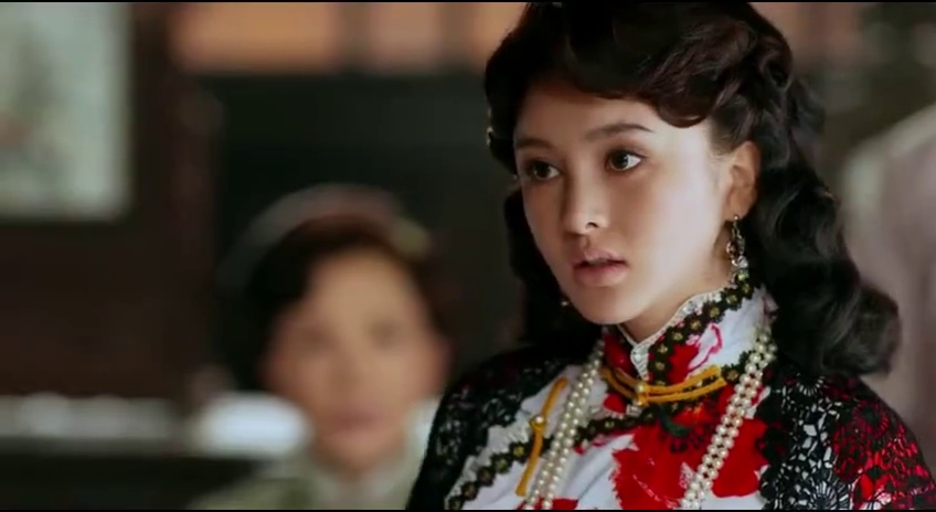 五姨太刚过门被三姨太欺负,结果四姨太出手相救,女人多争斗多