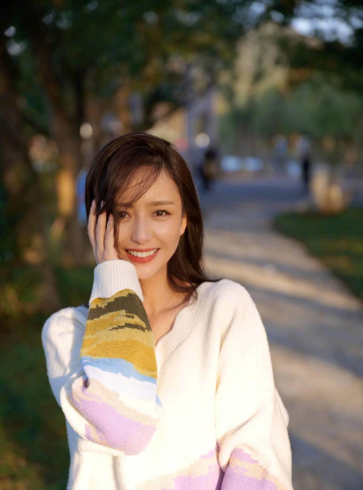 照片中,佟丽娅妆发精致,身穿拼色毛衣的她在镜头前花式卖萌.