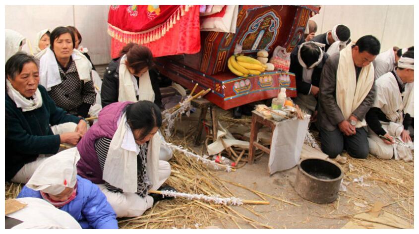 父亲家条件也不好,四十岁才老来得子,有了姐姐,而妻子却死于难产.