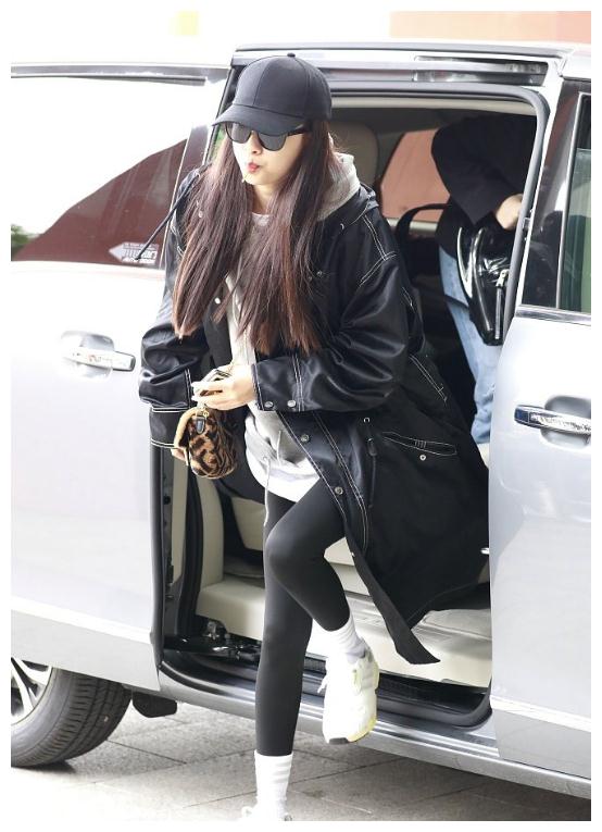 孙怡机场鲨鱼裤造型太酷了,纤细大长腿一览无余,一般人很难驾驭|孙怡