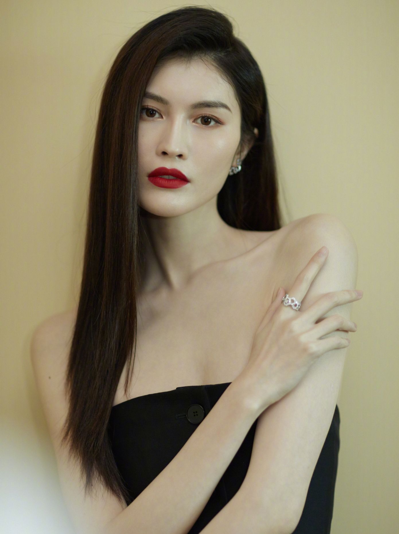 何穗:身材完美,沉静优雅,皮肤白嫩的都发光,国际超模气质无疑_高清