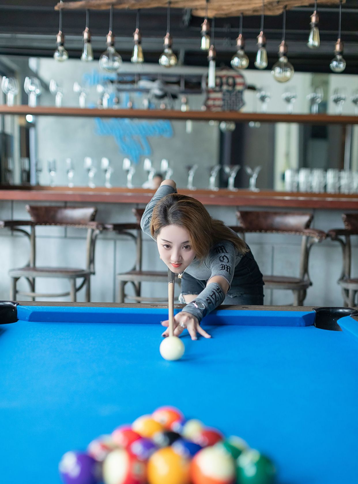 灰色上衣搭配上灰色的牛仔裤台球美女搭配的实在是太好了