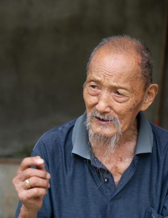 116岁老人抽烟喝酒却长寿健康秘诀只有三点最后一个很难做到