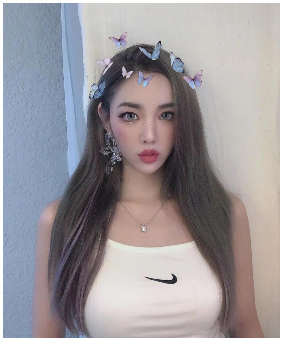 作为健身圈公认的直男杀手:李燕花受邀到军营里面,进行劳军慰问