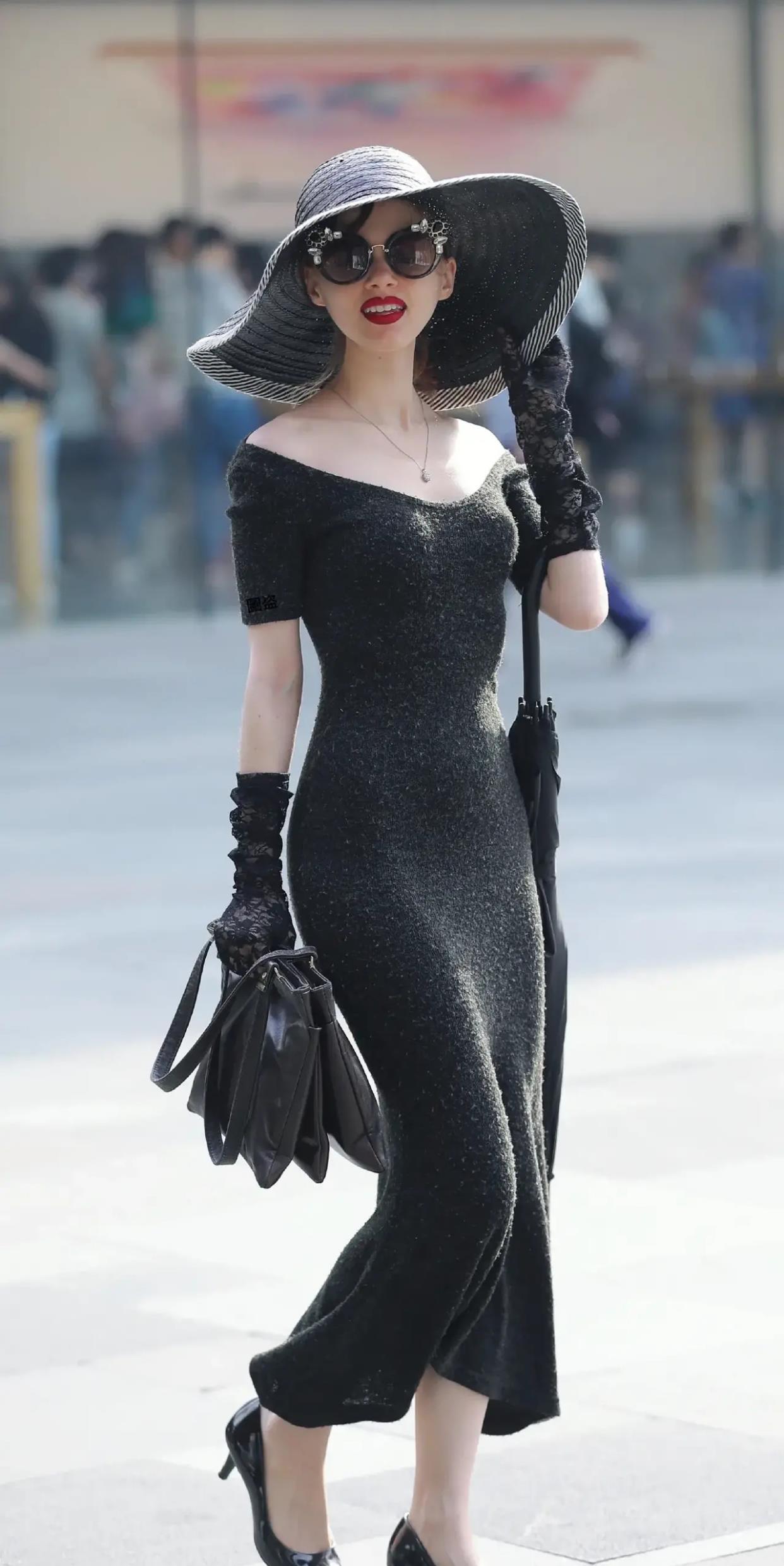 懂时尚的女孩都是搭配高手杨柳细腰展现出自己时髦品味的一面