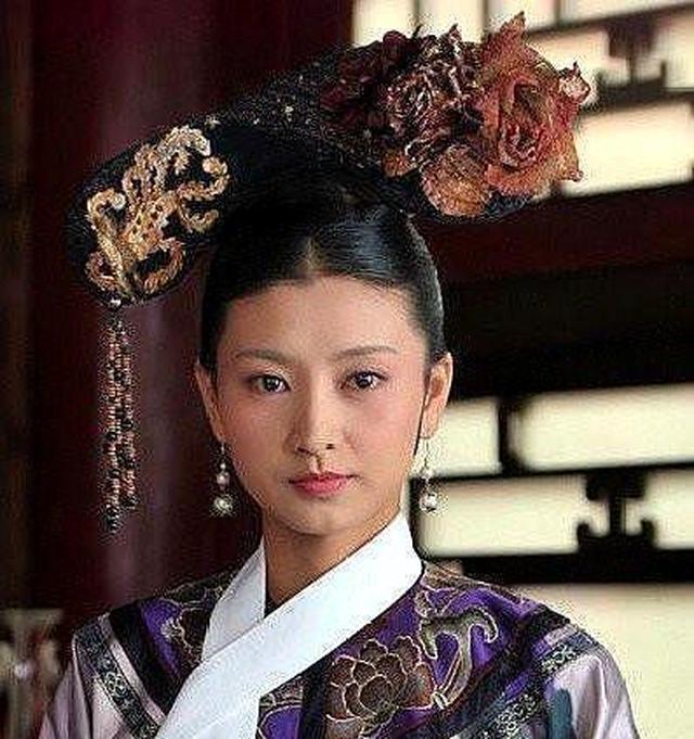 甄嬛传为什么其他人的旗头都是正戴沈眉庄的旗头却歪着戴