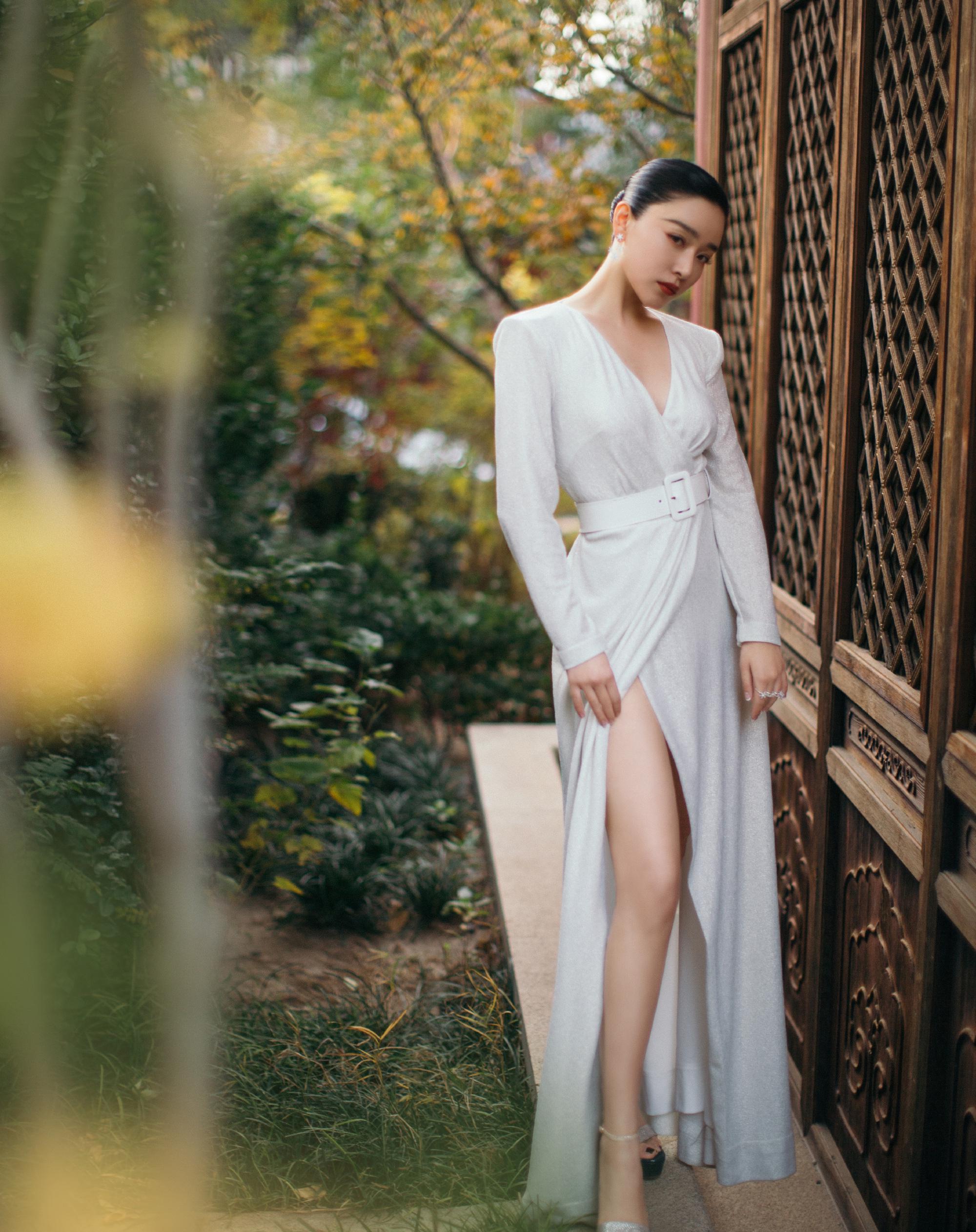 阚清子羡慕张若昀的腰围,压力下减肥见效,米色轻纱连衣裙减龄