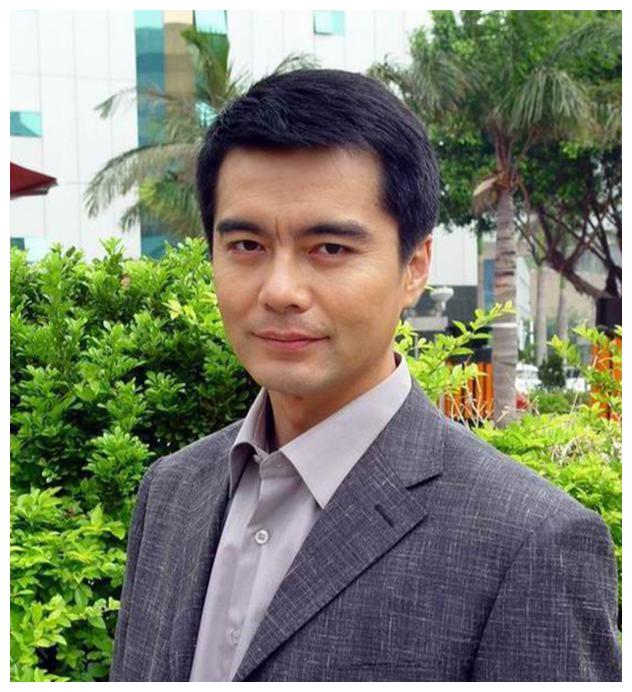 现在年过半百的何晴能够说是完全完善,和许亚军生的儿子许何也曾经18