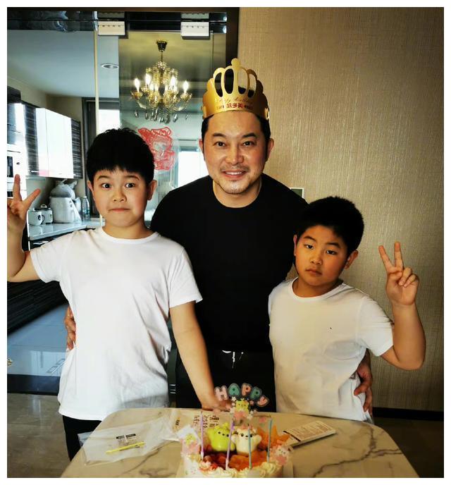 沙溢晒出近照为自己庆生安吉和小鱼儿对镜卖萌生日祝福很扎心