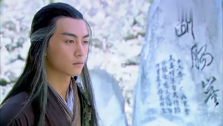 杨过看着断肠崖,默不作声,伤心欲绝!