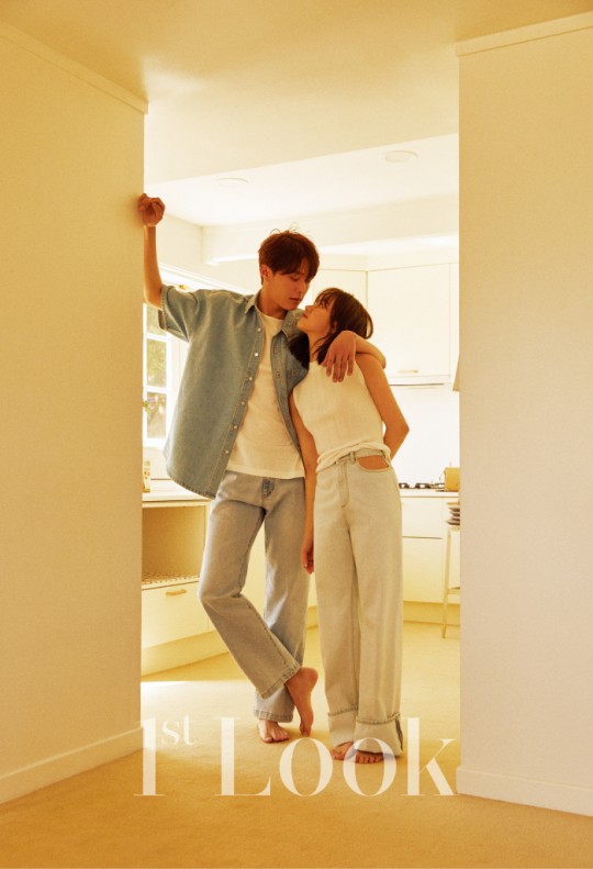 韩国艺人张基龙,李惠利近日携手为某杂志最新一期拍摄了一组情侣主题