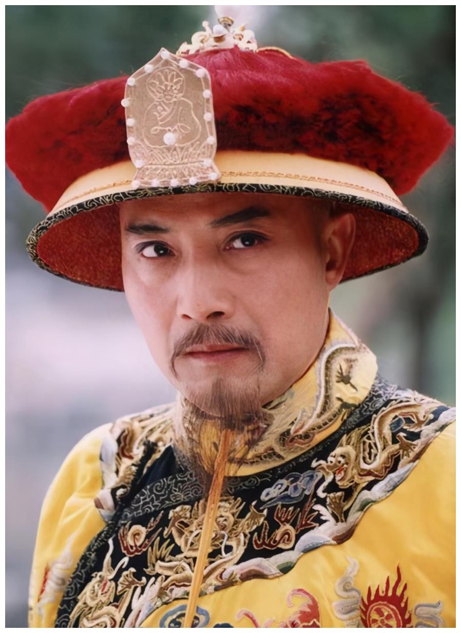 高兰村一个成熟有气质的男人,学会努力完成每一个角色的扮演