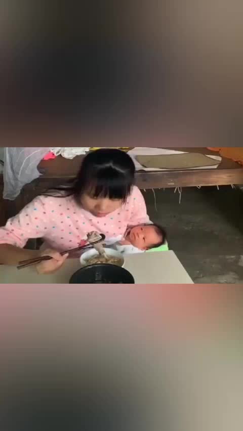 农村女人生完孩子月子里还要抱着婴儿吃饭有点心酸